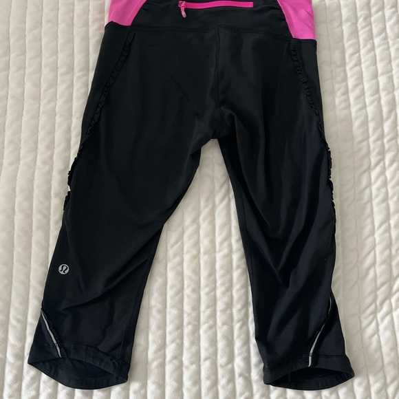 lululemon leggings Pink Black Ruffle Capri - Picture 2 of 4